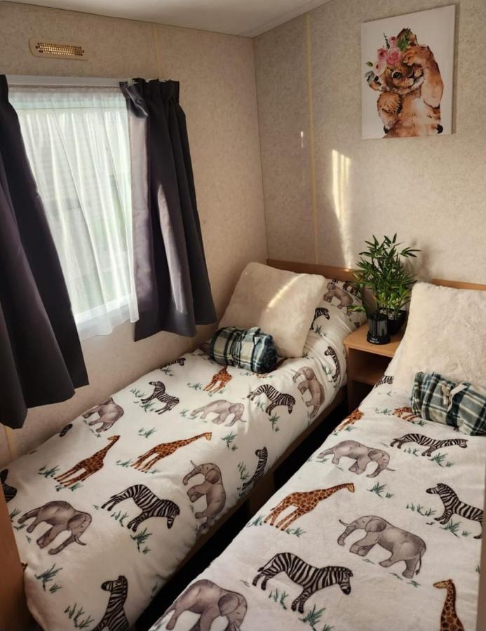 Comfy Caravan On Marine Park Hotel Rhyl Exterior photo